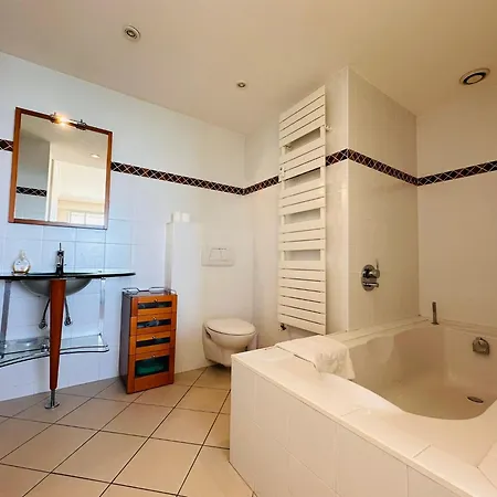 Large, Light And Modern 2 Bedroomed In With Sea Views, Pool And Lovely Terrace - 1503 Daire Cannes